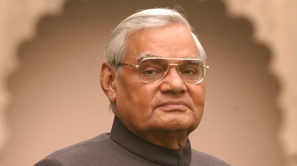 पूर्व प्रधानमंत्री Atal Bihari Vajpayee पर बायोपिक की घोषणा, अगले साल क्रिसमस पर होगी रिलीज - atal bihari vajpayee biopic titles main rahoon ya na rahonn 2023 christmas release tmov - AajTak