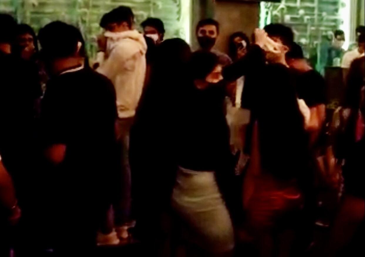 ممبئی: کورونا قوانین کی خلاف ورزی پر بی ایم سی کی کارروائی ، 250 افراد کا چالان ، ریستوراں سیل ممبئی: کورونا قوانین کی خلاف ورزی پر بی ایم سی کی کارروائی ، 250 افراد کا چالان ، ریستوراں سیل