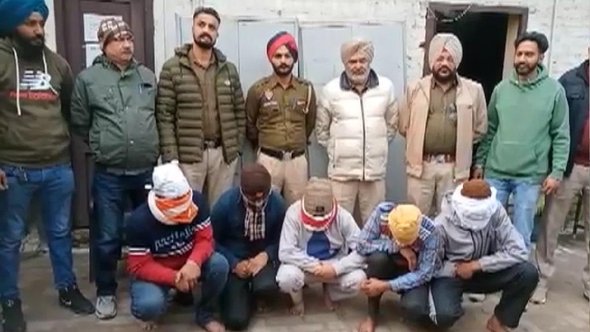 सप सटर क आड म दह वयपर आपततजनक हलत म मल 2 लडकय और 5 लडक sex racket