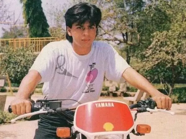 शाहरुख खान की पहली बॉलीवुड मूवी का है ये सीन