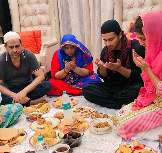 पर‍िवार संग दुआ मांगते हुए दीपिका-शोएब