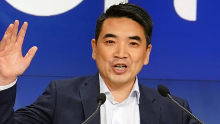   जूम के सीईओ ( एरिक युआन )