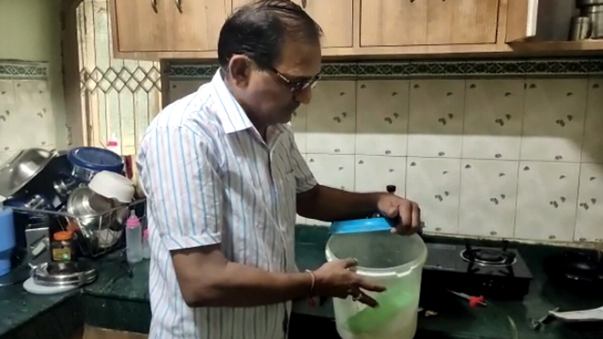 मृतक के पिता.