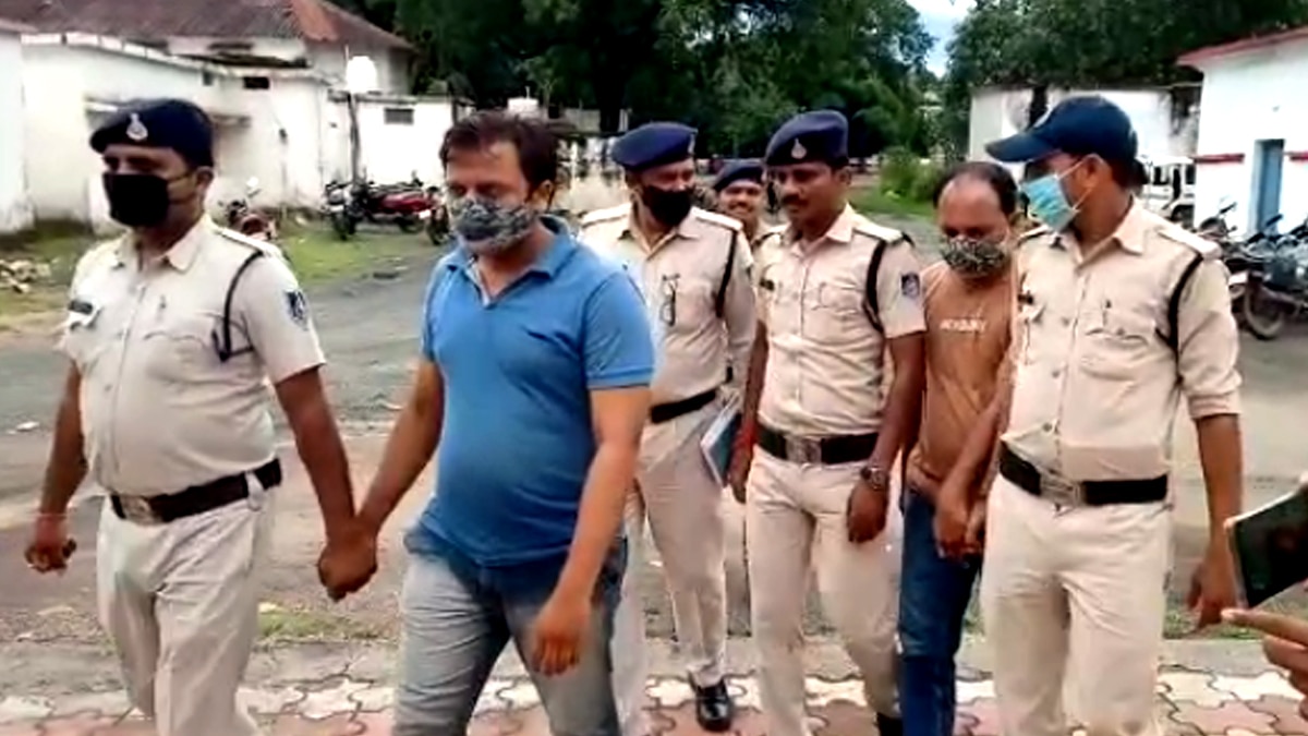 पुलिस गिरफ्त में आरोपी.