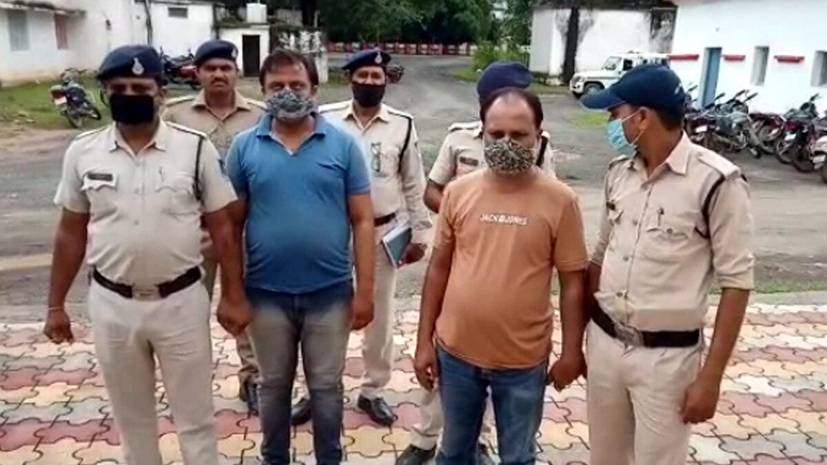 पुलिस गिरफ्त में आरोपी.