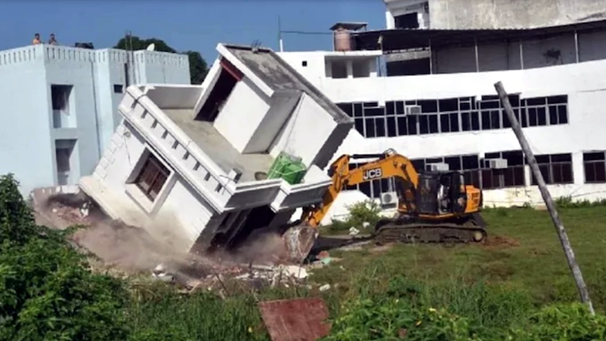 लखनऊ में मुख्तार अंसारी गैंग की बिल्डिंग ध्वस्त.