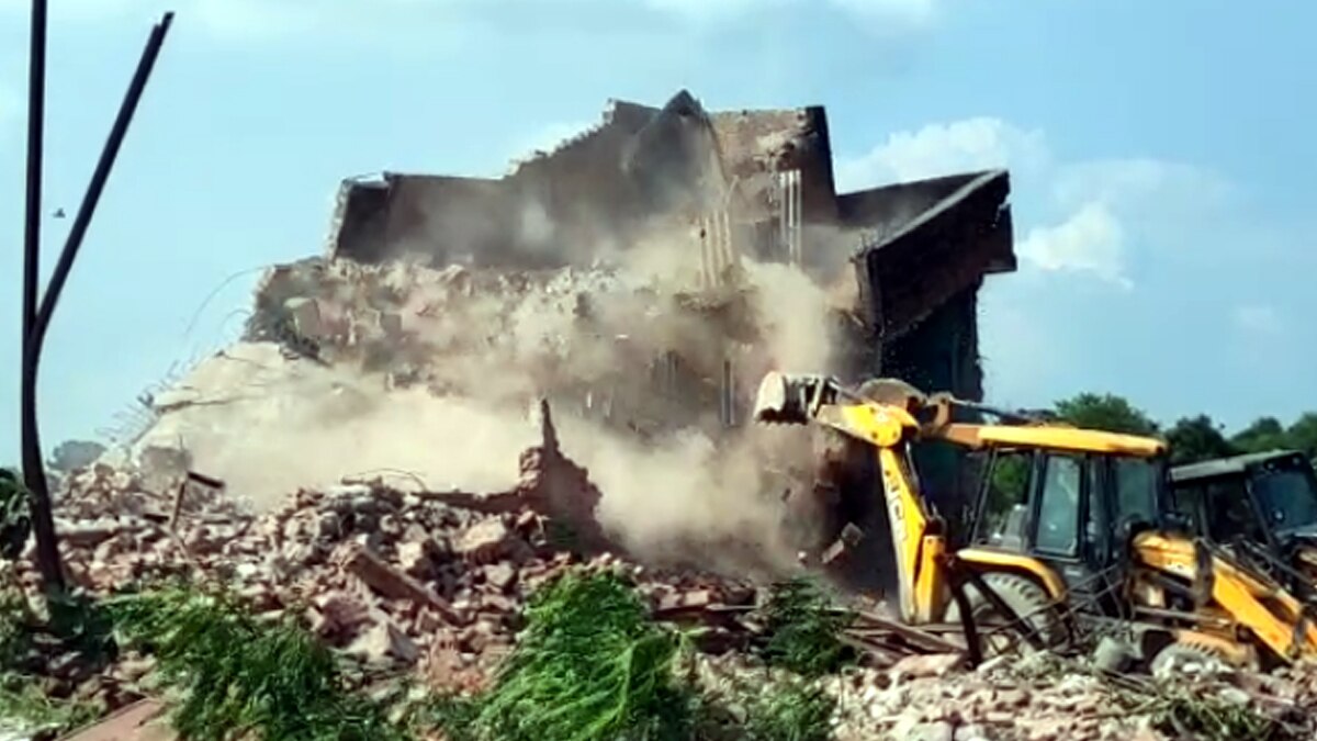 मऊ में स्लॉटर हाउस ध्वस्त.