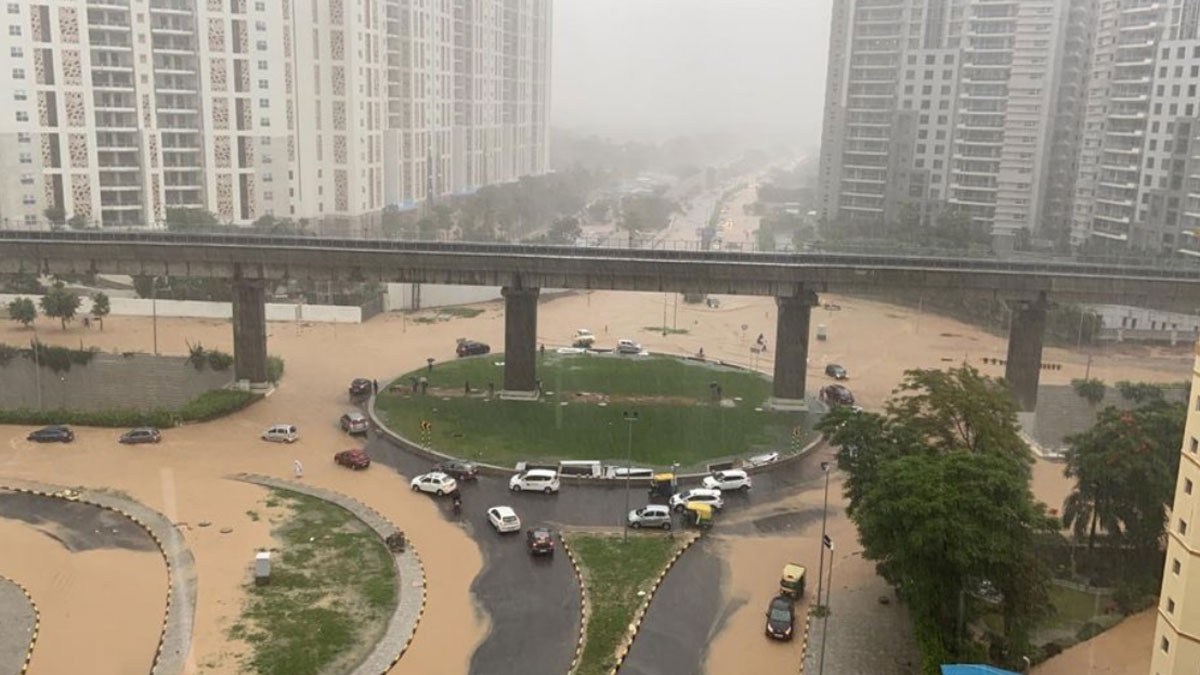 भारी बारिश से जनजीवन प्रभावित (Twitter)