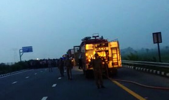 बस में लगी आग (Photo Aajtak)