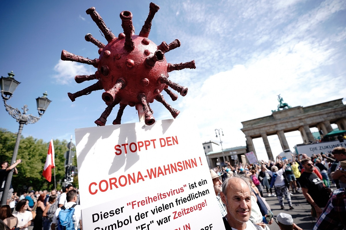 कोरोना: इस देश के प्रदर्शनकारी संसद में घुसने लगे