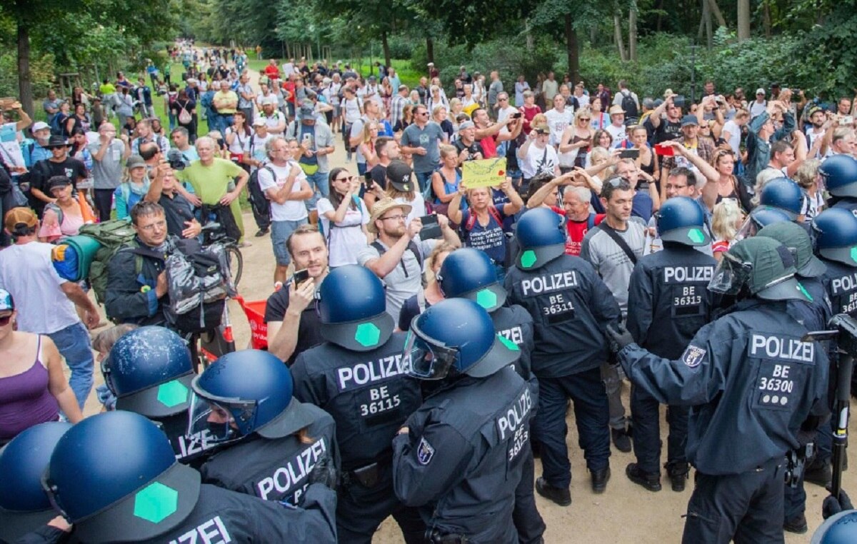 कोरोना: इस देश के प्रदर्शनकारी संसद में घुसने लगे