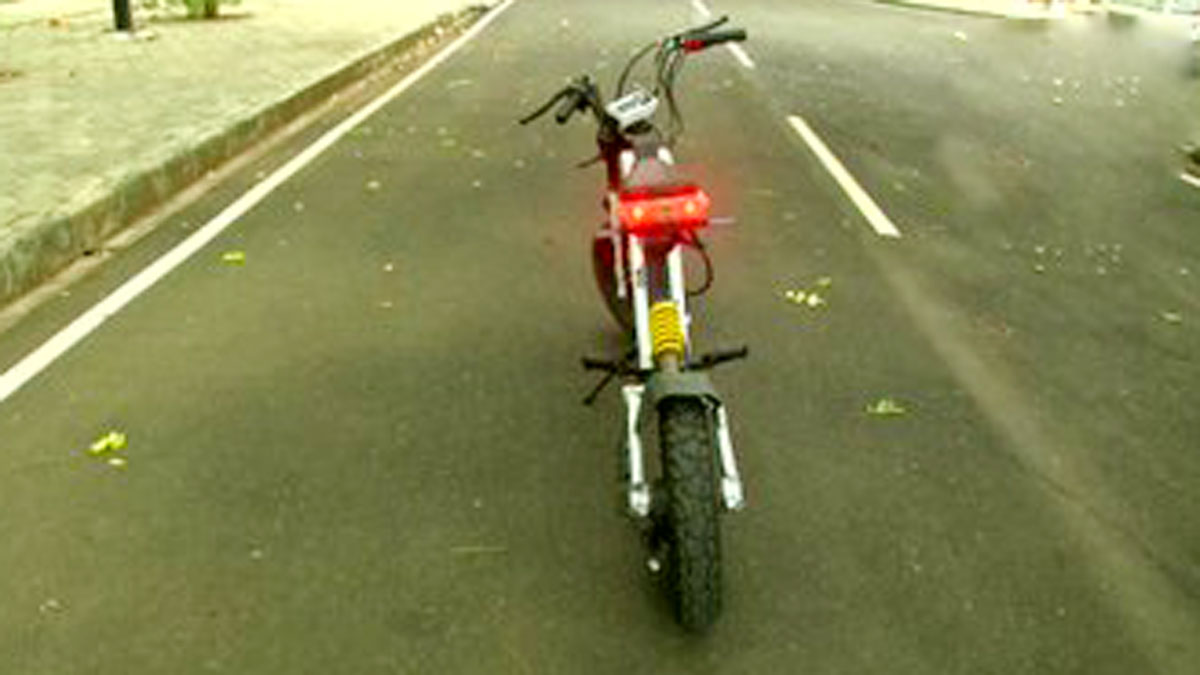(छात्र ने बनाई इलेक्ट्रिक बाइक- फोटो एएनआई)