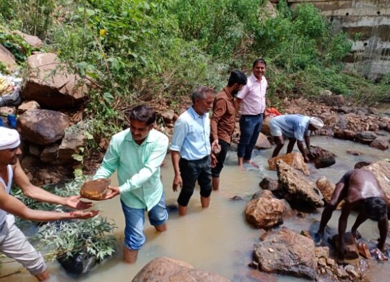 बारिश के पानी को रोकने आदिवासियों ने बना दिया बांध.