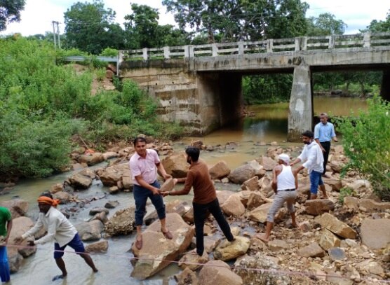 बारिश के पानी को रोकने आदिवासियों ने बना दिया बांध.