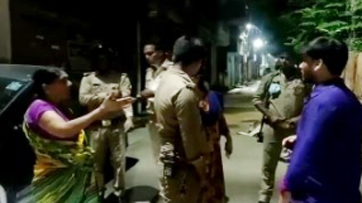 लड़की ने प्रेमी के घर जाकर किया हाइवोल्टेज ड्रामा (फोटो आजतक)