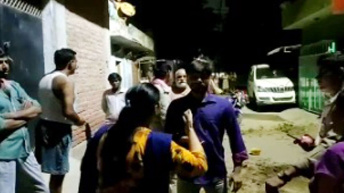 लड़की ने प्रेमी के घर जाकर किया हाइवोल्टेज ड्रामा (फोटो आजतक)
