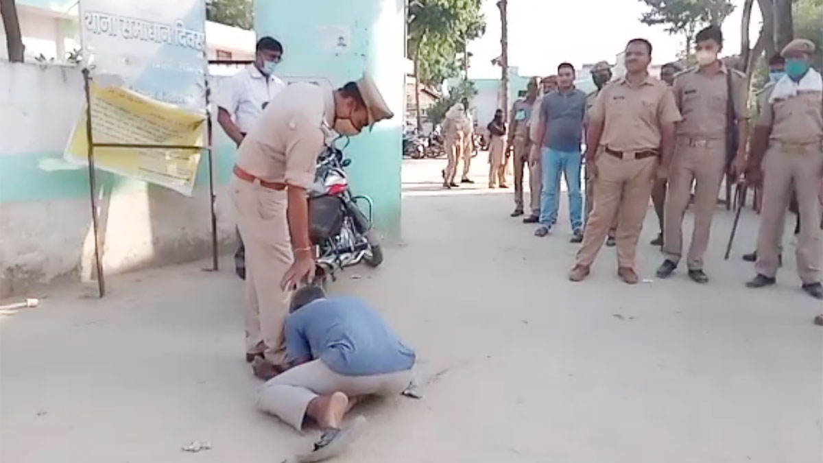 वंछित ने पैर पकड़कर मांगी माफी - (फोटो : आजतक)