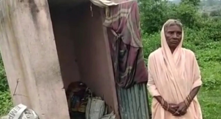 एक वृद्ध मजबूर महिला ने शौचालय बनाया अपना आशियाना.