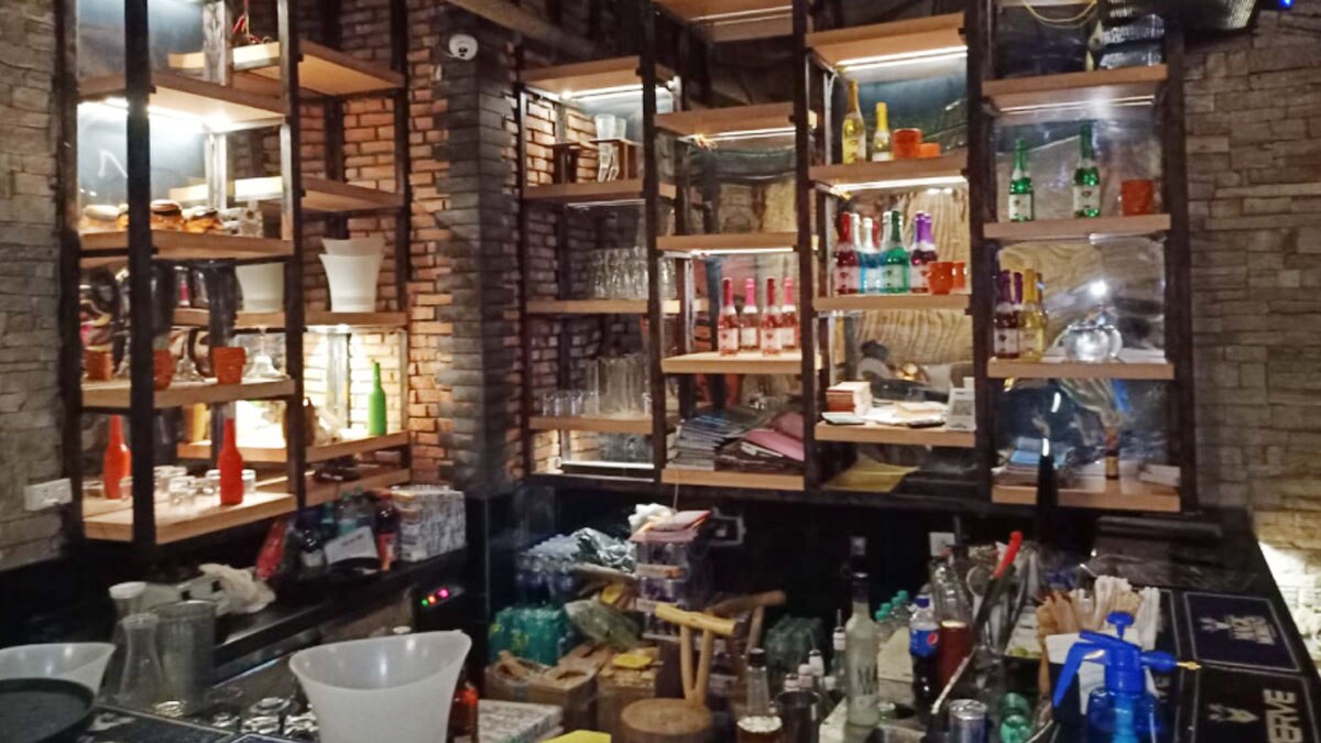 हुक्का बार में पुलिस का छापा (फोटो आजतक)