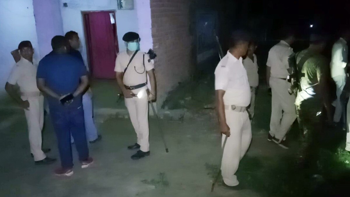 अनाज से भरा ट्रक पलटा (फोटो आजतक)