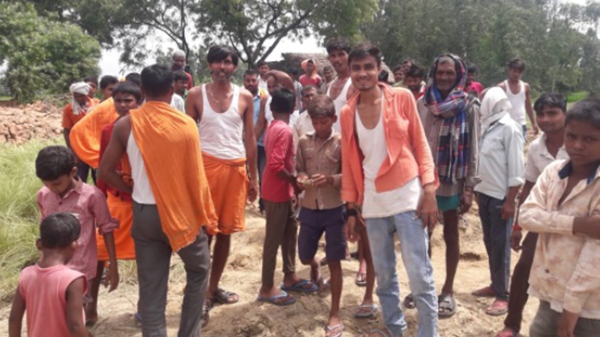 उन्नाव: नींव खुदाई में मिला खजाना, मिट्टी के घड़े में निकले चांदी और तांबे के सिक्के.