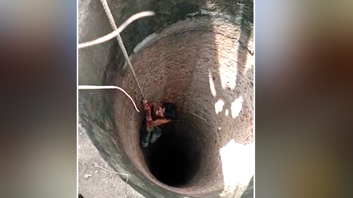 कुएं से निकलता युवक.