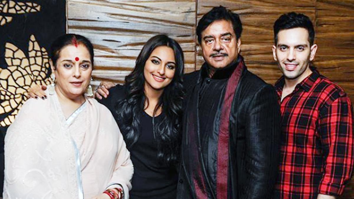 लव सिन्हा संग पूरा परिवार