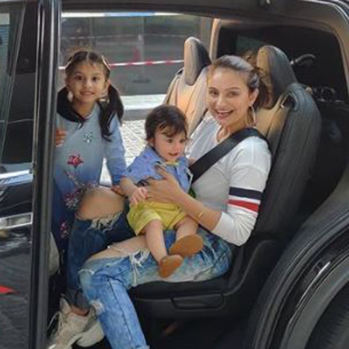 ड‍िंपी गांगुली बच्चों के साथ