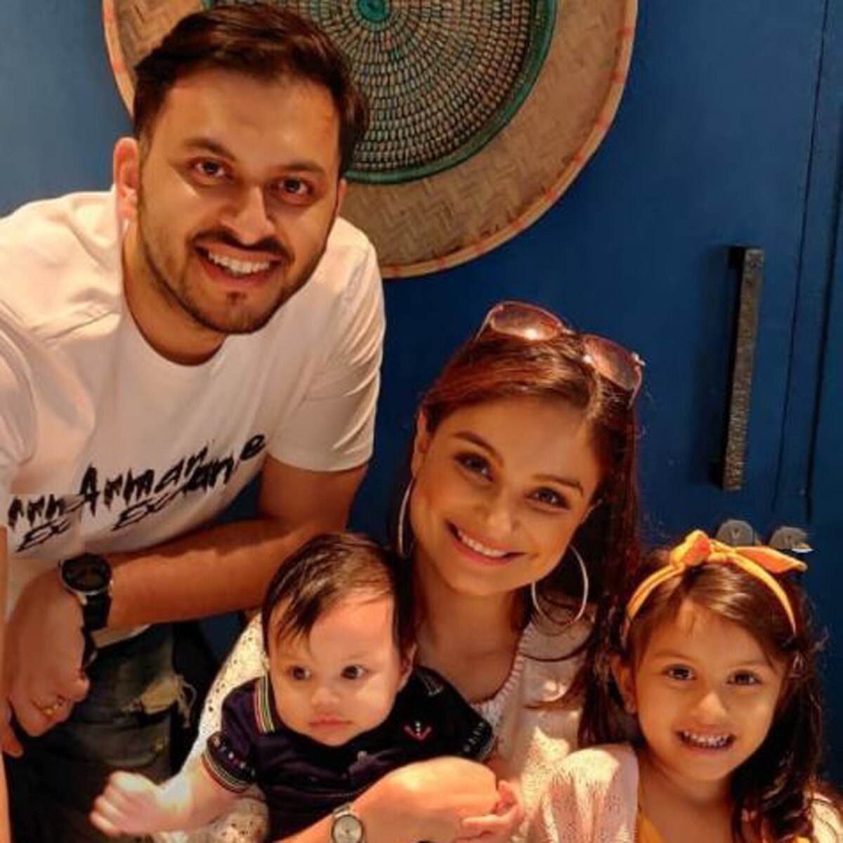 ड‍िंपी गांगुली फैम‍िली के साथ