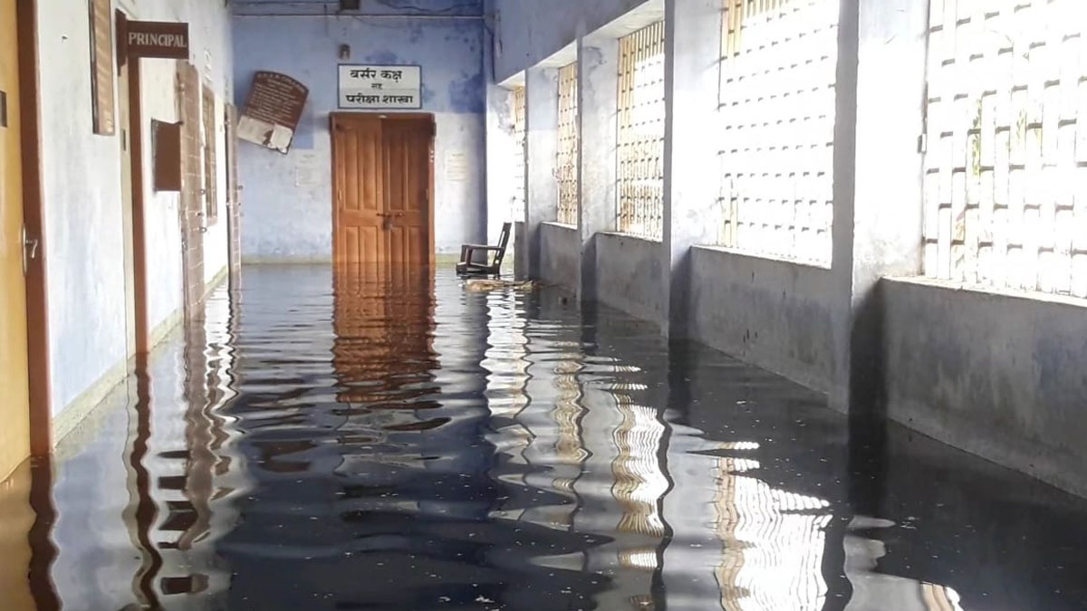 समस्तीपुर में बाढ़ की वजह से पोलिंग बूथ डूबे (फोटो आजतक)