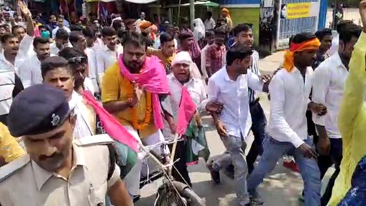  रामचंद्र यादव दो किलोमीटर ठेला चलाते हुए अपने समर्थकों के साथ नॉमिनेशन कार्यालय पहुंचे.