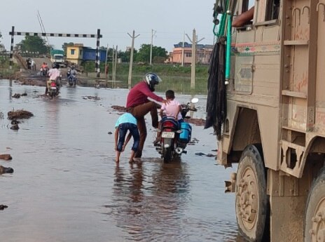 4 फीट बाढ़ के पानी में डूबा स्टेट हाईवे,  जान जोखिम में डालकर सड़क पार कर रहे लोग.