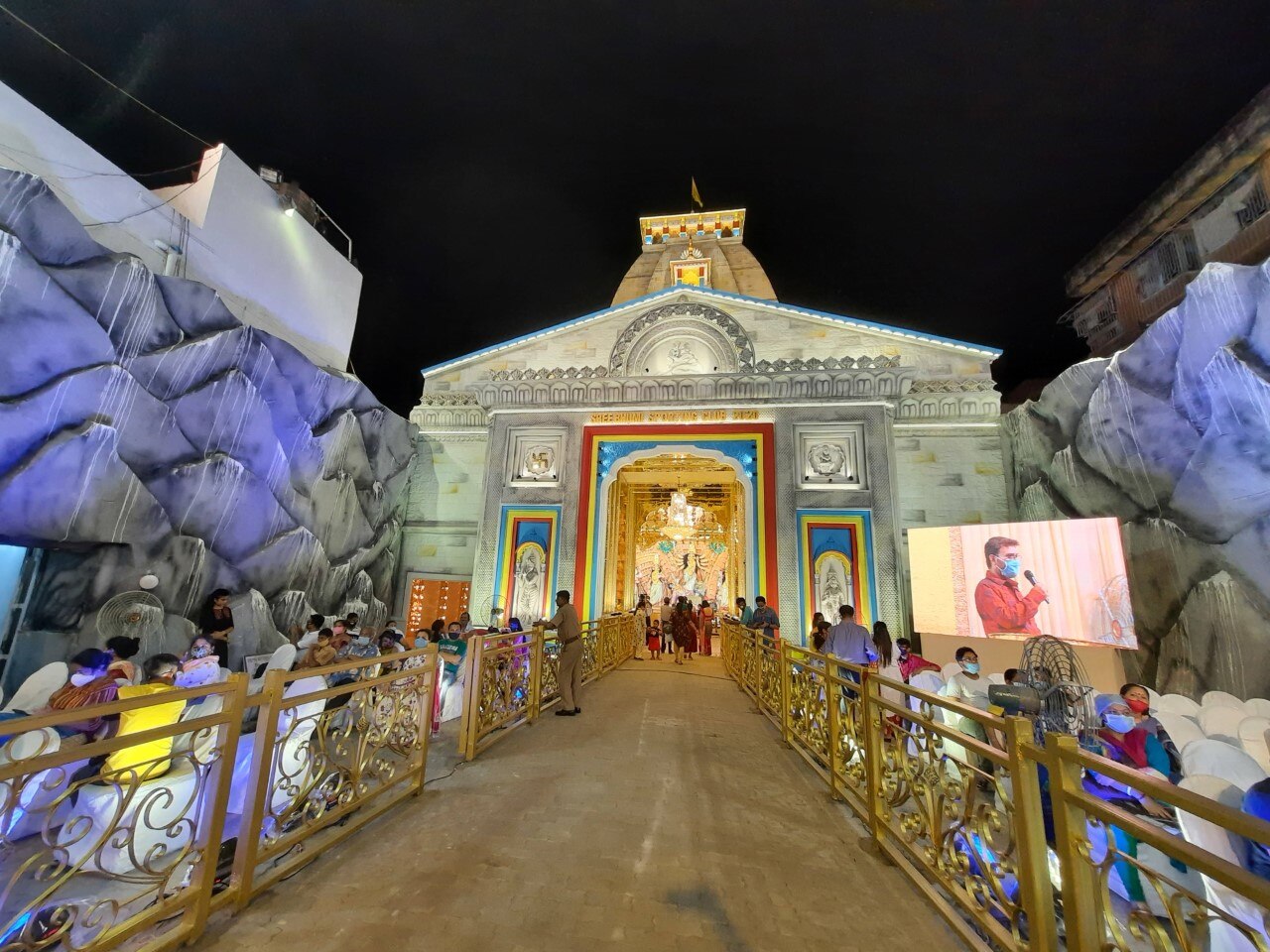 कंटेनमेंट जोन में बैन जारी