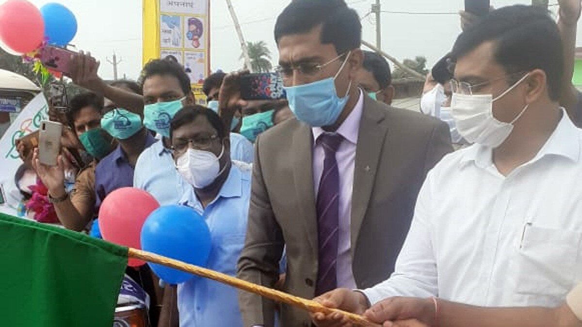 जमकर उड़ी सोशल डिस्टेंसिंग की धज्जियां (फोटो आजतक)