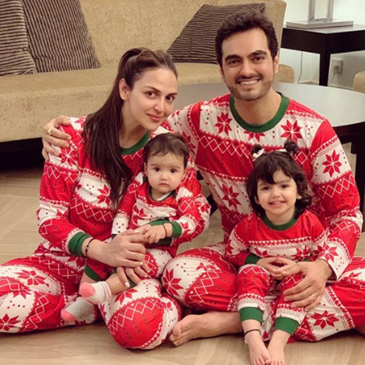 ईशा देओल अपनी फैमिली के साथ