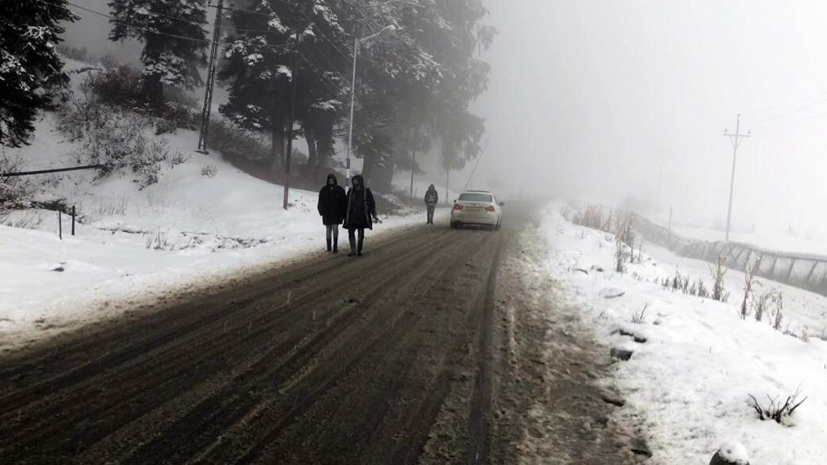 जम्मू-कश्मीर में सीजन की पहली बर्फबारी (फोटो आजतक)