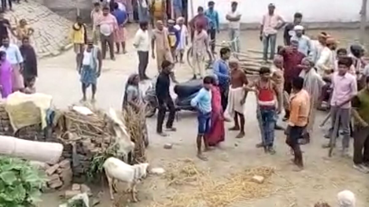 दो गुटों के बीच हुई पत्थरबाजी (फोटो वीडियो ग्रैब)