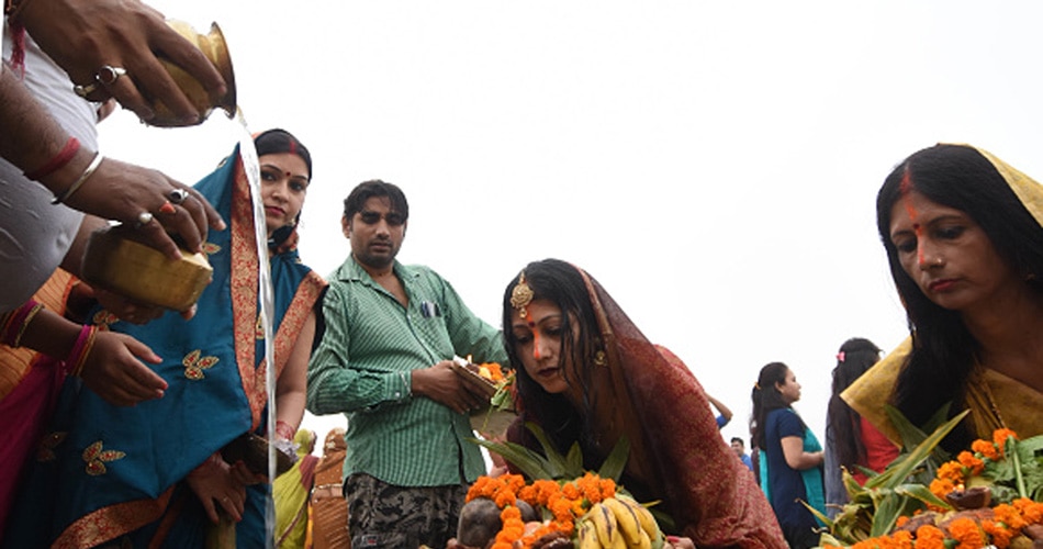 जरूरतमंद लोगों की मदद करें