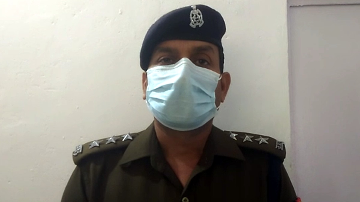 गाय की पीठ में धंसा था चाकू, जान बचाने पीछे भागती रही पुलिस की जीप.