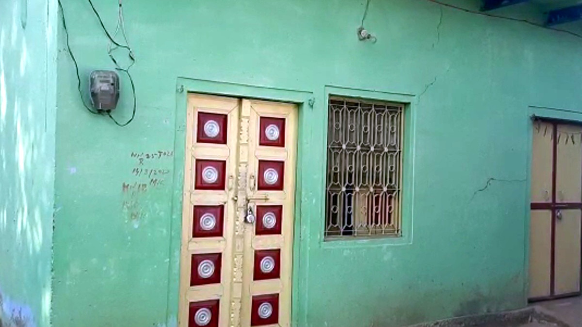 घर का ताला लगाकर डॉक्‍टर पति फरार, 12 दिनों तक घर के बाहर बैठी रही पत्‍नी 