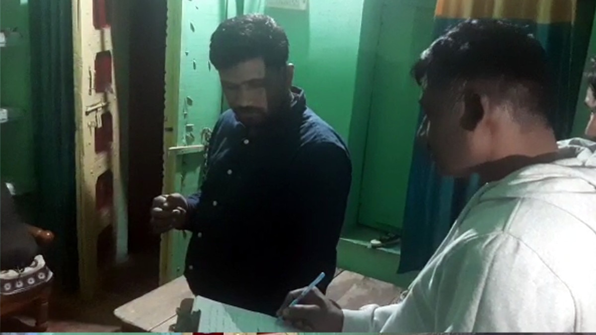 घर का ताला लगाकर डॉक्‍टर पति फरार, 12 दिनों तक घर के बाहर बैठी रही पत्‍नी 