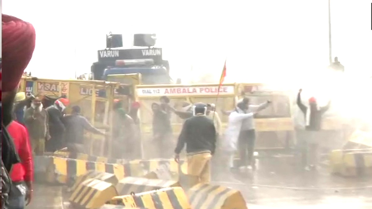 कृषि कानूनों के विरोध में किसान संगठनों का दिल्‍ली में हल्‍ला बोल, बंगाल में रेलवे ट्रैक ब्‍लॉक 