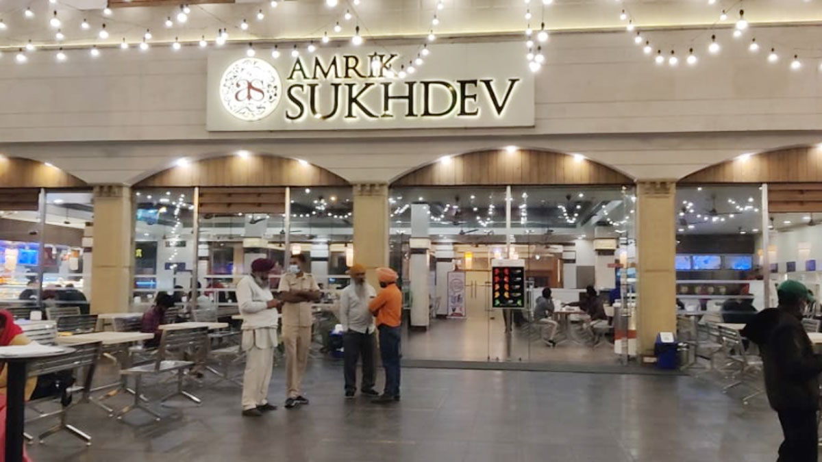 आंदोलनकारी किसानों  को मुफ्त खाना (फोटो- पवन राठी)