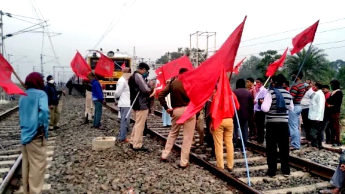 कृषि कानूनों के विरोध में किसान संगठनों का दिल्‍ली में हल्‍ला बोल, बंगाल में रेलवे ट्रैक ब्‍लॉक 