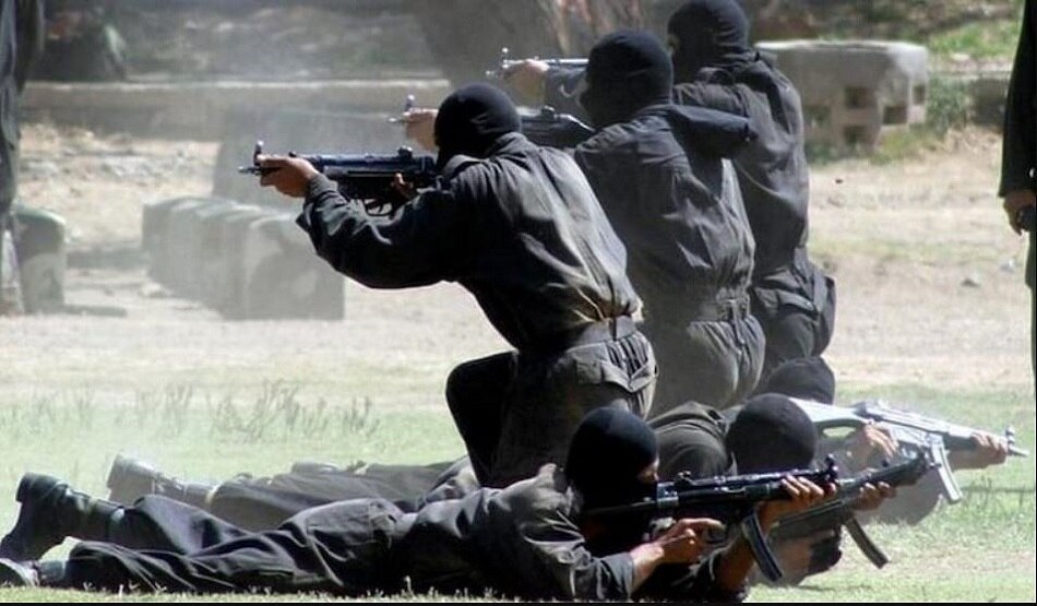 गिफ्ट में मिली AK 47 रायफल