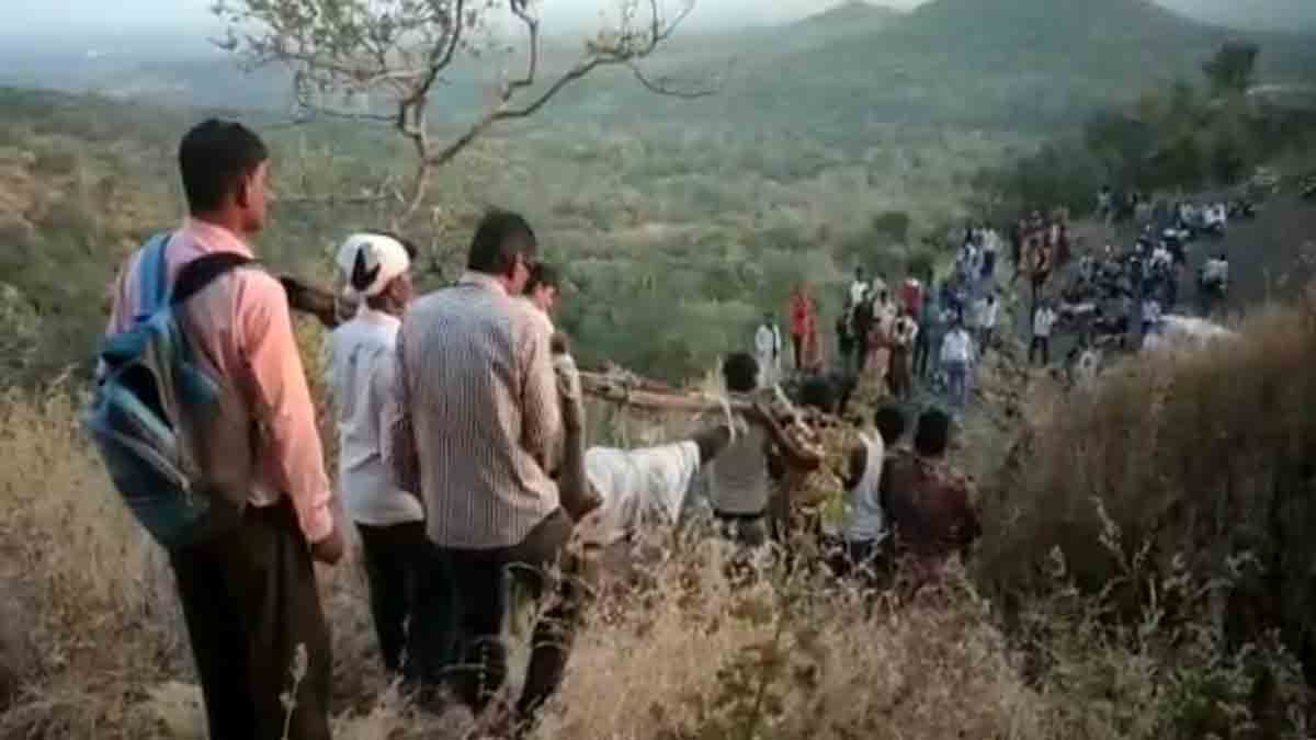 woman fell in ditch in khargone taking selfie. 