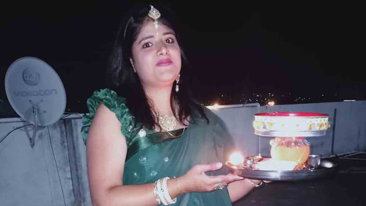 woman fell in ditch in khargone taking selfie. 