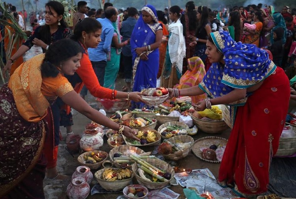 लोगों में प्रसाद बांटे