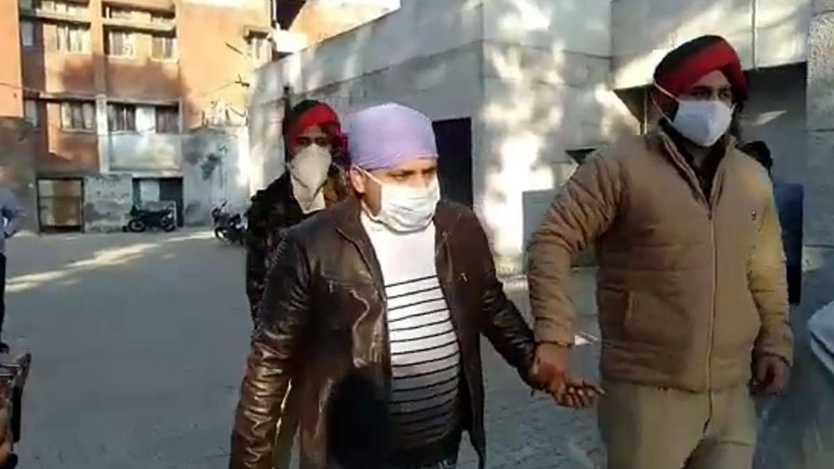 ढाबे में चल रहा था सेक्‍स रैकेट, मालिक को पुलिस ने ही दे रखे थे गनमैन 