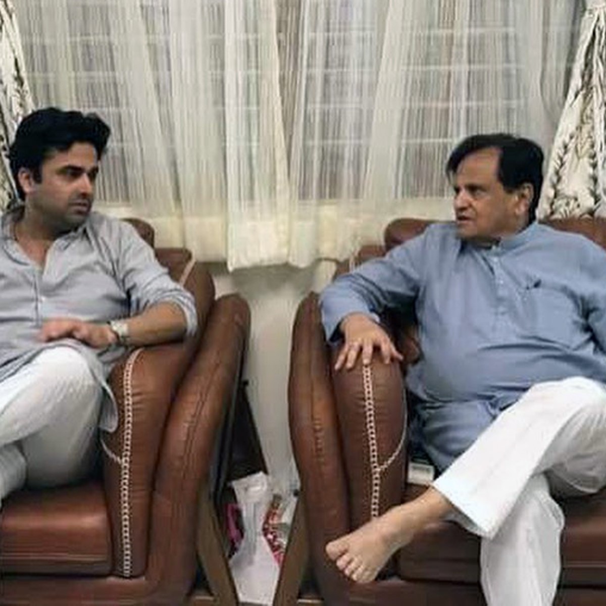 बेटे के साथ अहमद पटेल 